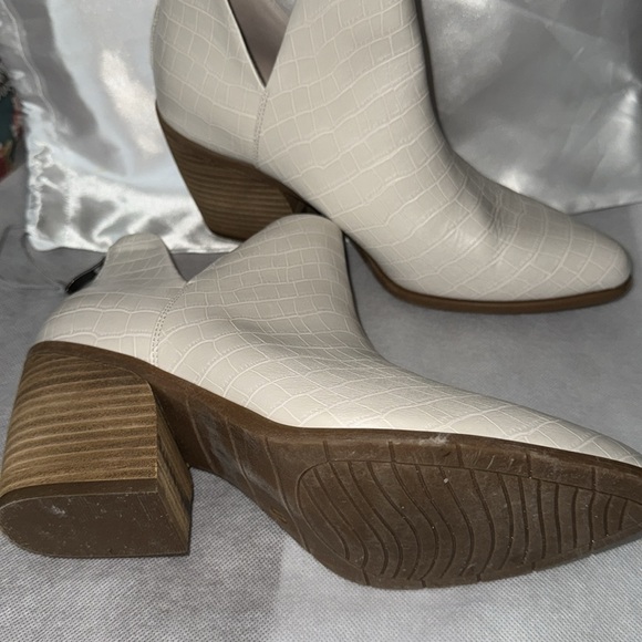 Michael Shannon Cream Ankle Booties with Pointed Toe - Picture 4 of 7